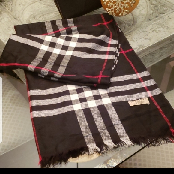 Burberry Accessories - 💥♥️Burberry scarf